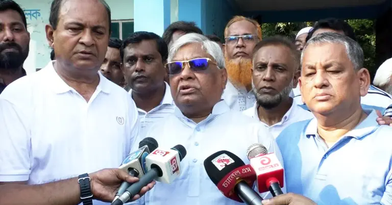 বক্তব্য রাখছেন বিএনপির ভাইস চেয়ারম্যান বরকত উল্লাহ বুলু